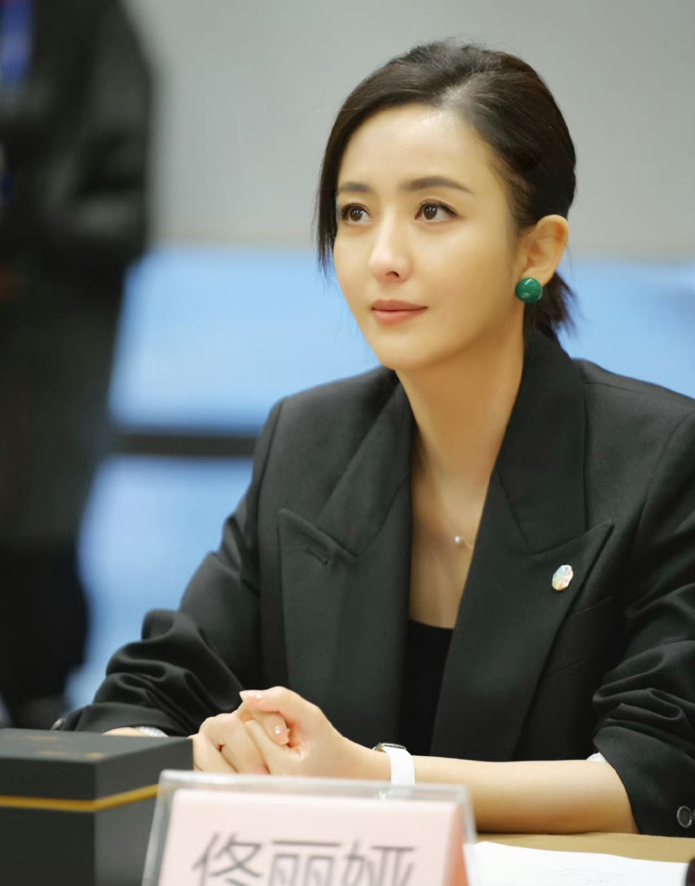 电影节畅谈会,化淡妆穿着一套西装好端庄,她比其他女艺人要大气很多