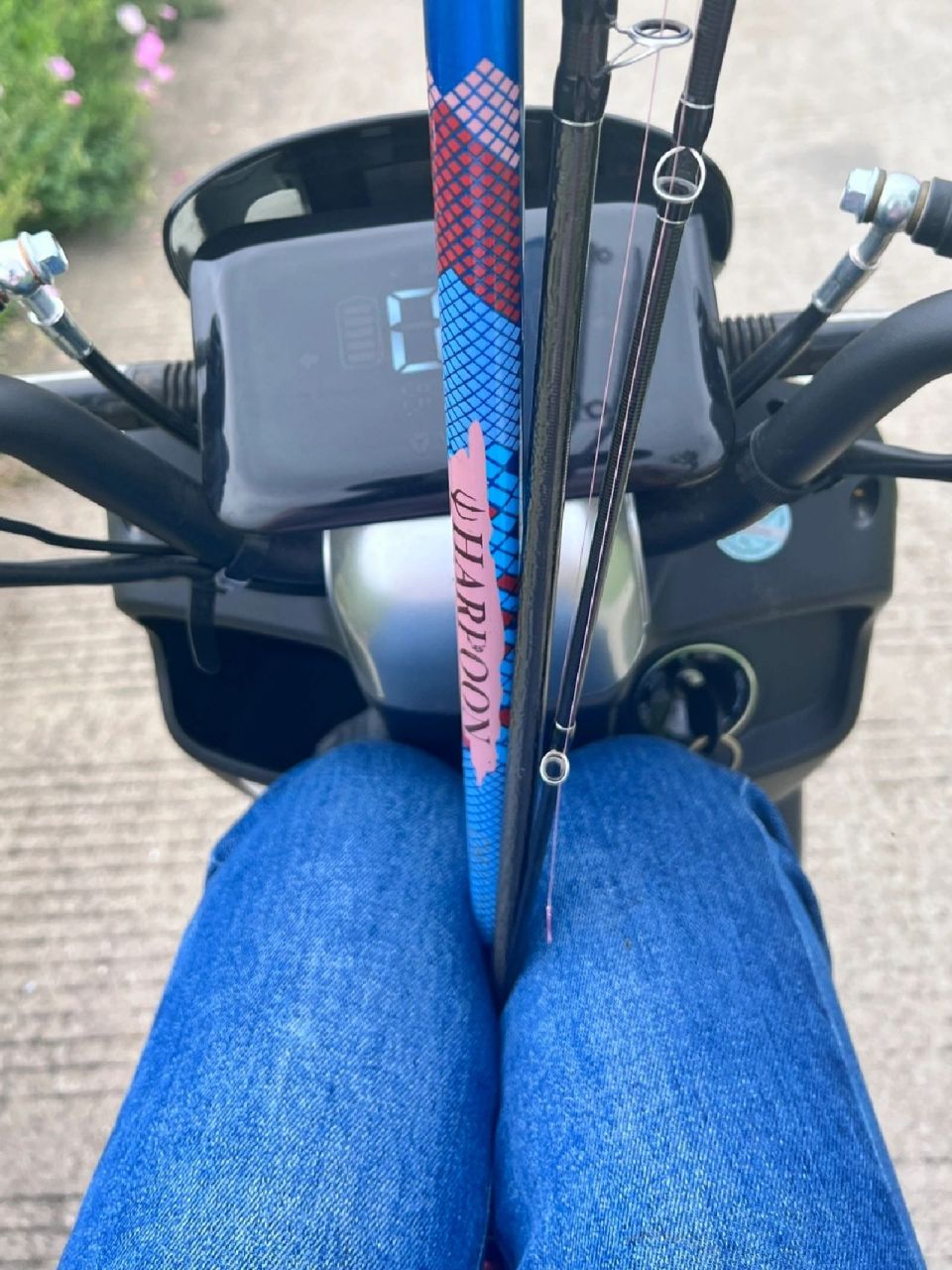 电动车如何带鱼竿,别的钓鱼佬背个包就能走,第一次骑电动车去钓鱼