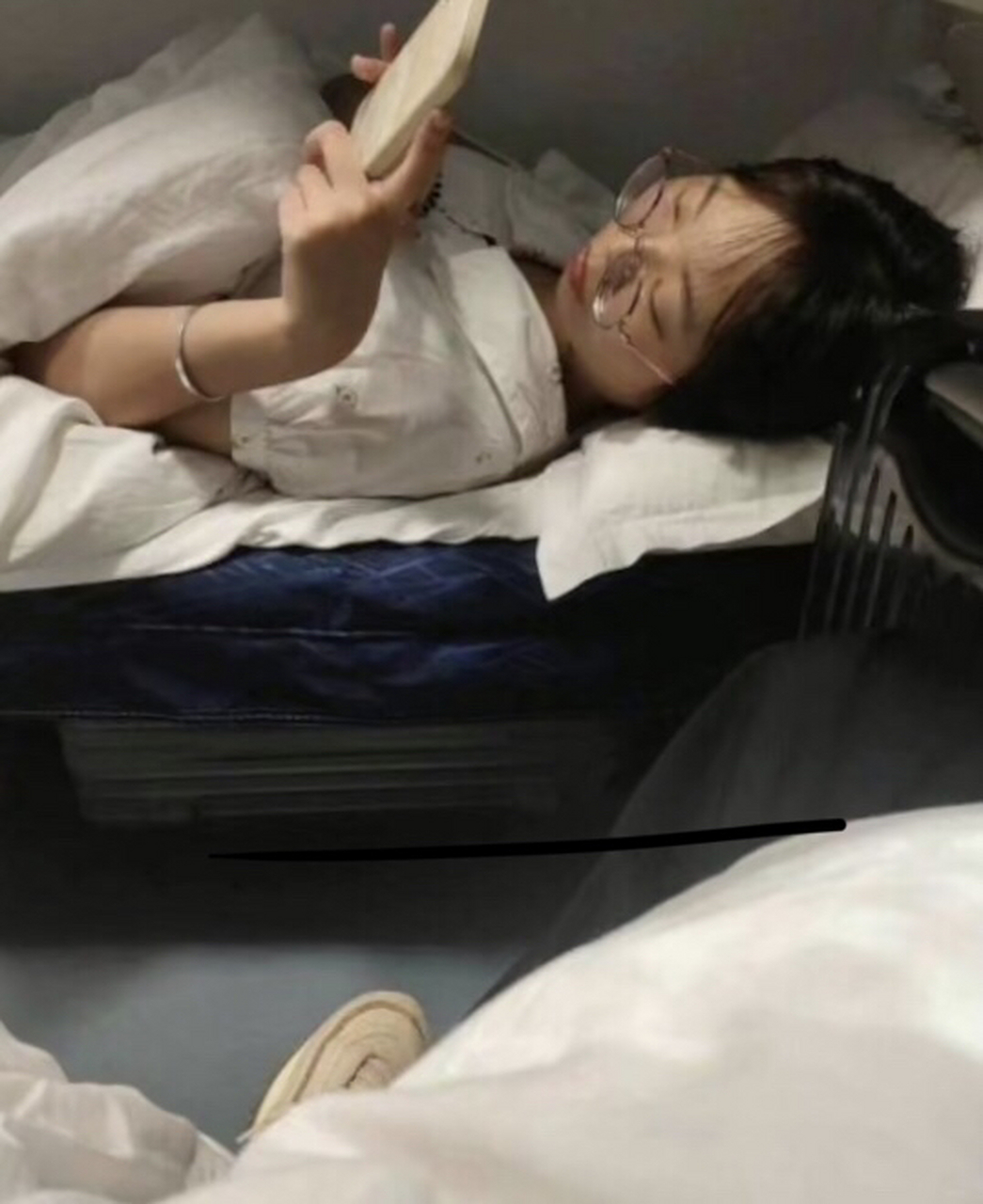 火车卧铺对面的女孩,我坐着,她就躺着,我躺着,她就坐着,为什么啊