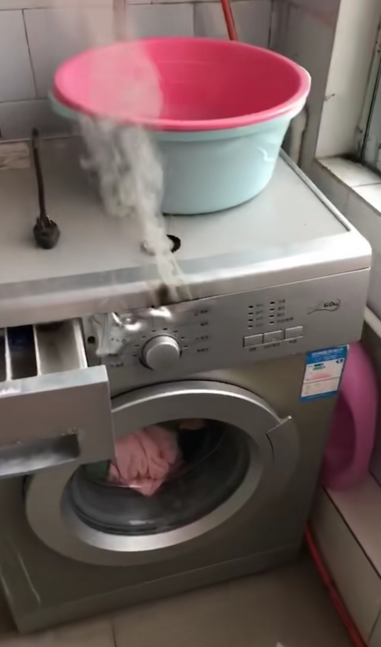 洗衣机洗着洗着衣服冒烟了,这是怎么个情况?