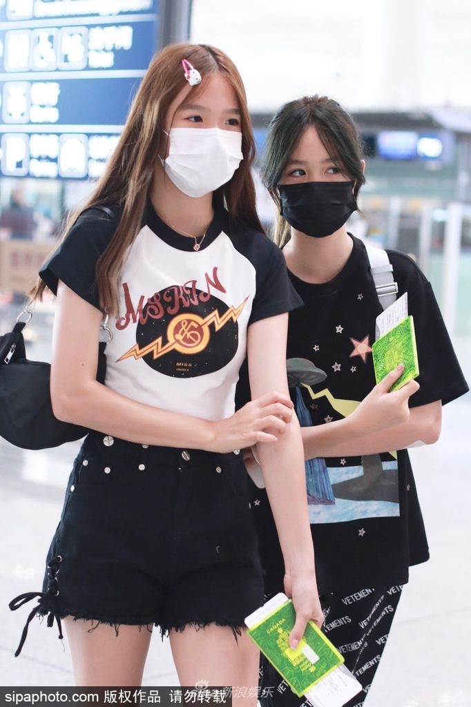 组图：钟丽缇母女三个同框现身机场两个女儿亭亭玉立