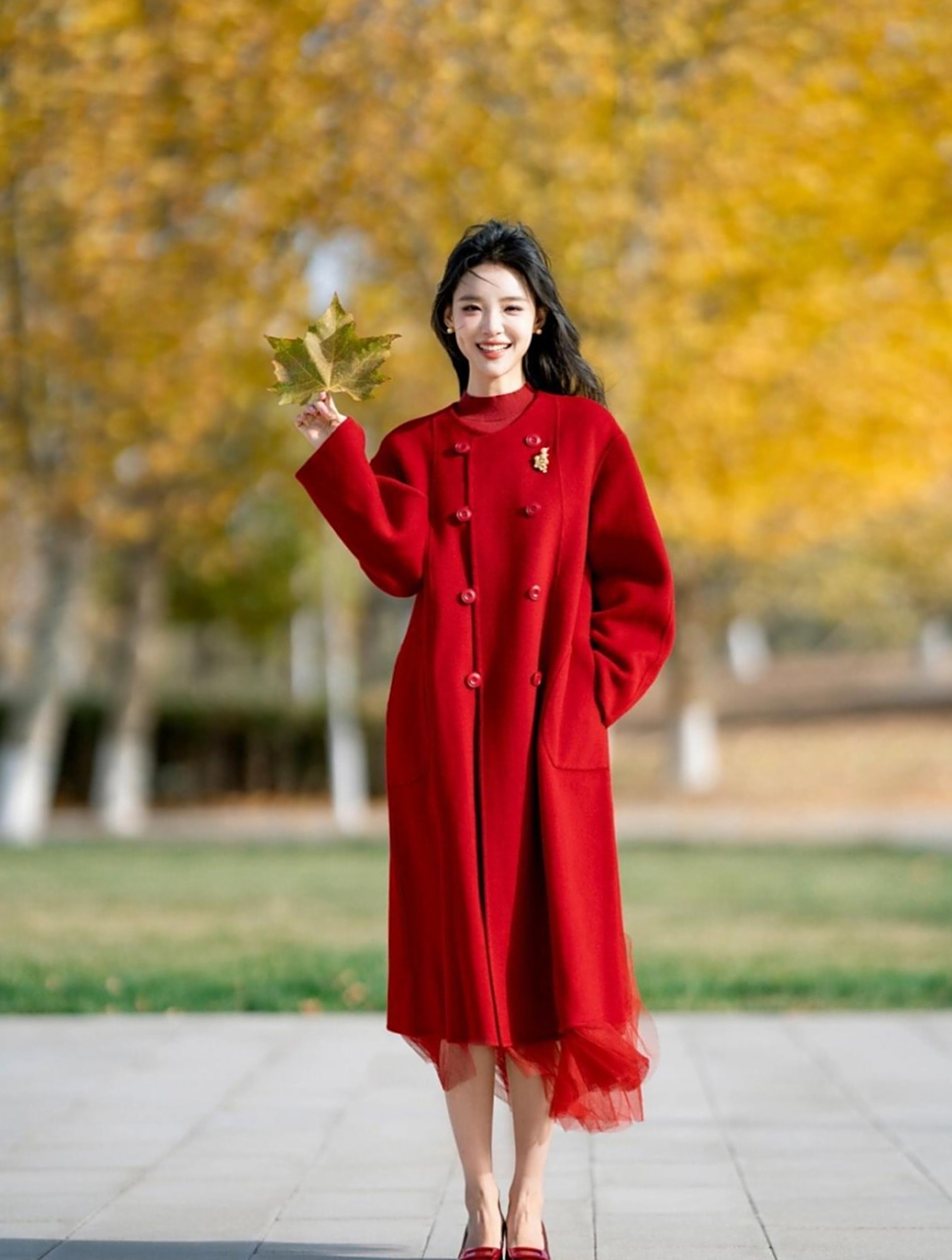 我觉的中国红的颜色衣服,不管什么样的年龄女人穿上,都是喜气洋洋