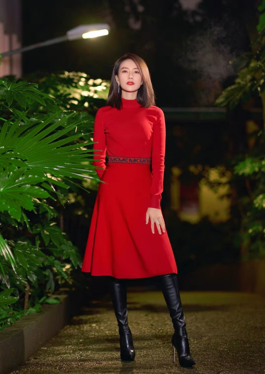 优质作者榜# 知性女神高圆圆,一袭粉红套裙和齐肩短发尽显东方魅力.