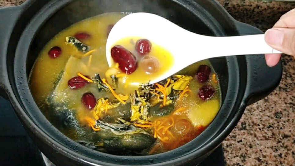 虫草花炖乌鸡,汤鲜肉嫩,美容养颜,美女妈妈煲一大锅不够吃