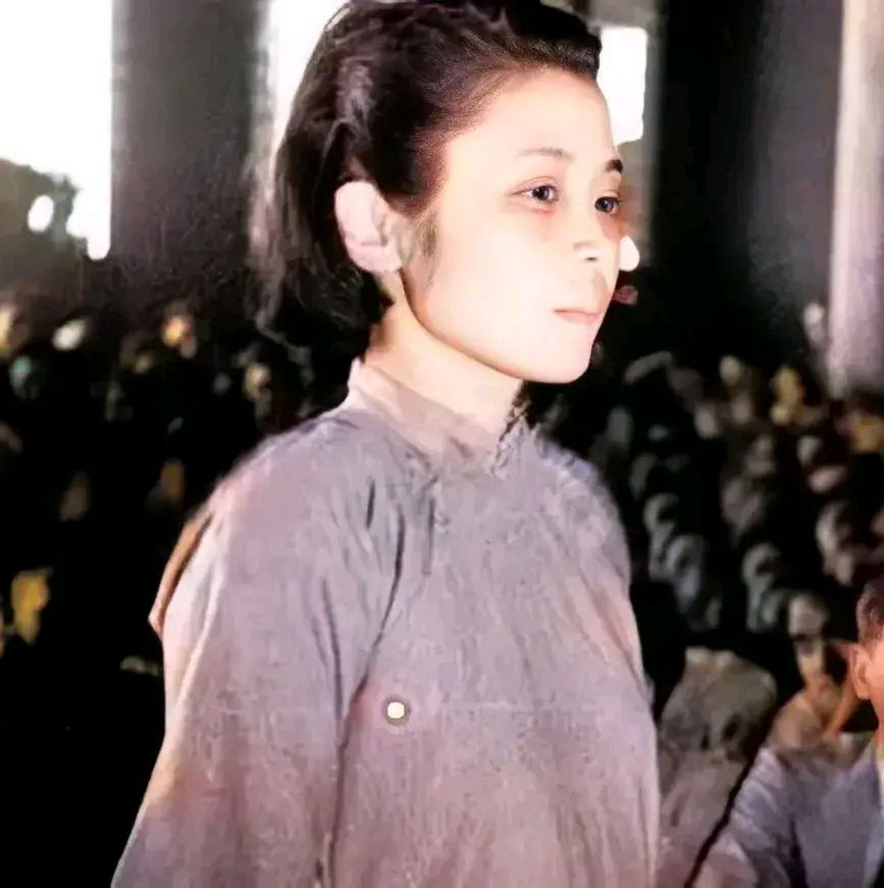 审判庭上莫国康一袭蓝色旗袍,面容清丽,留着一头短发,气质秀雅,但看