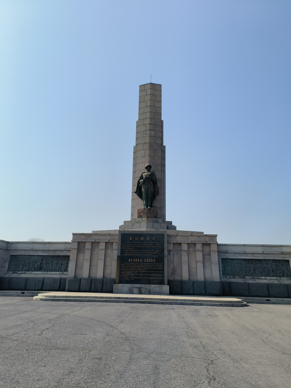 大连有两个苏军烈士陵园,一个在市内青云街附近,一个在旅顺,旅顺苏军