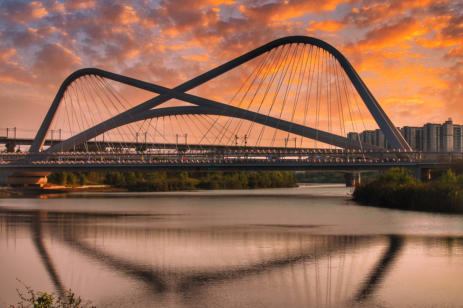 打卡 秦淮湾大桥 位于南京南部新城承天大道,横跨外秦淮河大桥