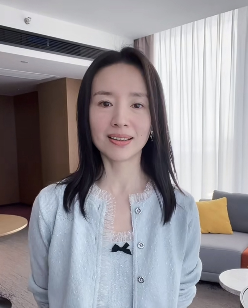 董洁晒夏天的凉鞋,她特别喜欢细高跟,一白一黑两双鞋子都特别有御姐范