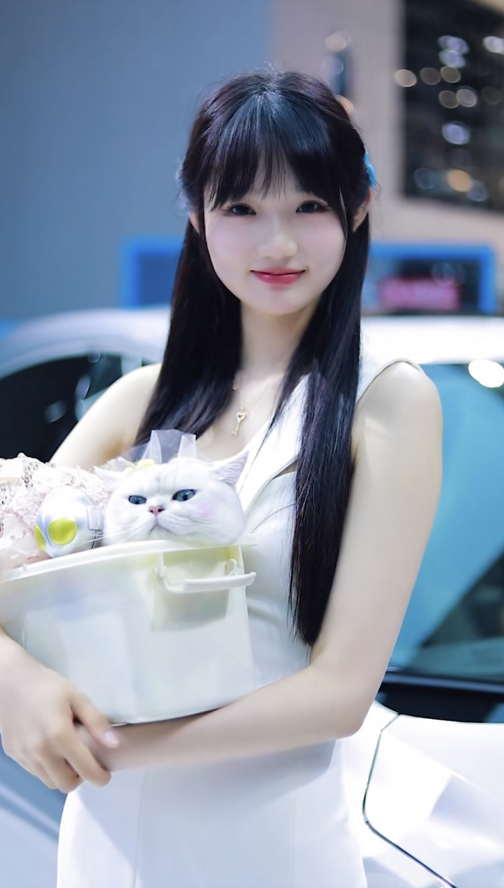 2023年深圳粤港澳大湾区车展,比亚迪展台7位美女车模 抱起小熊就跑