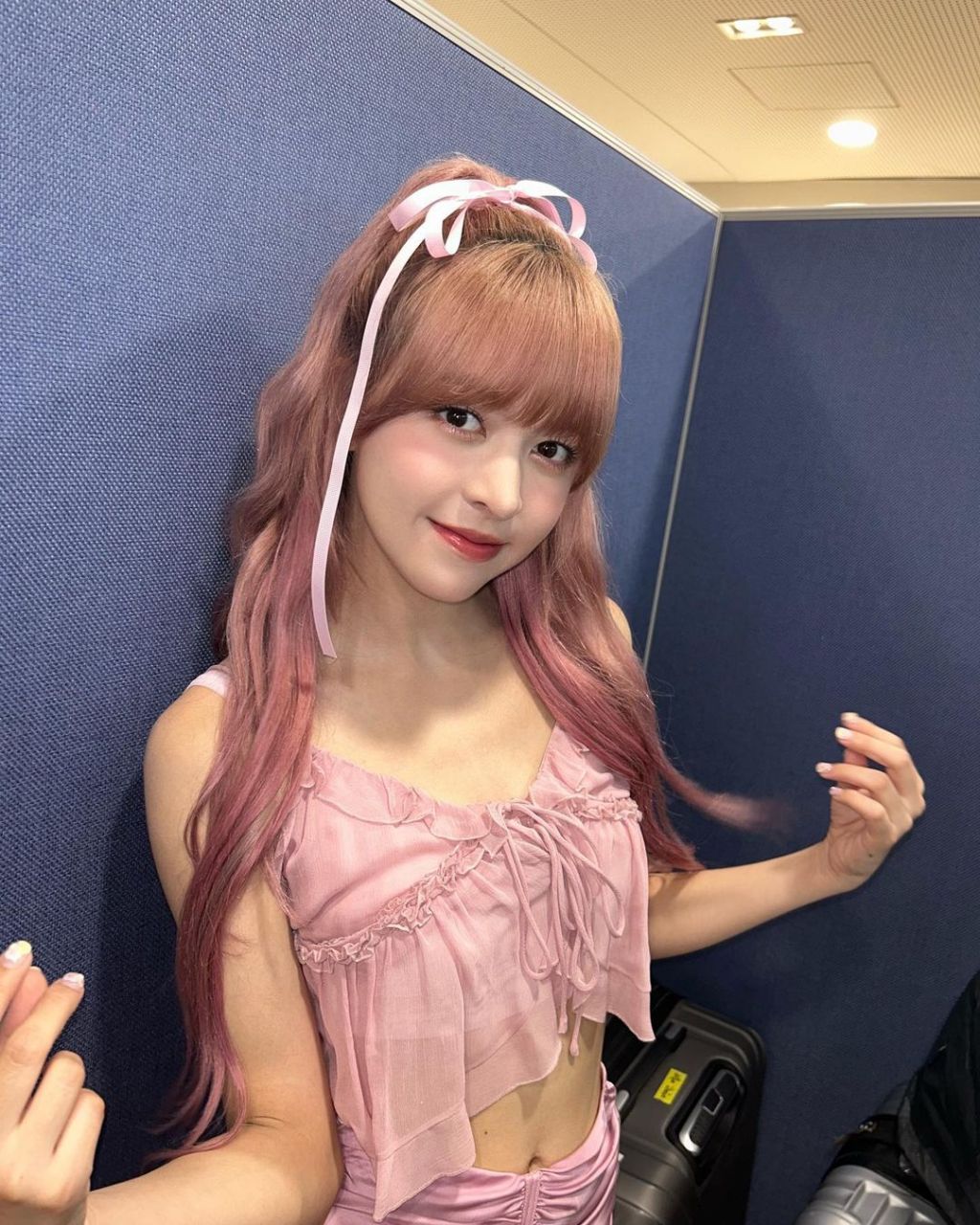 nmixx lily最新照片. 她身着粉色系吊带低胸装,性感又可爱!
