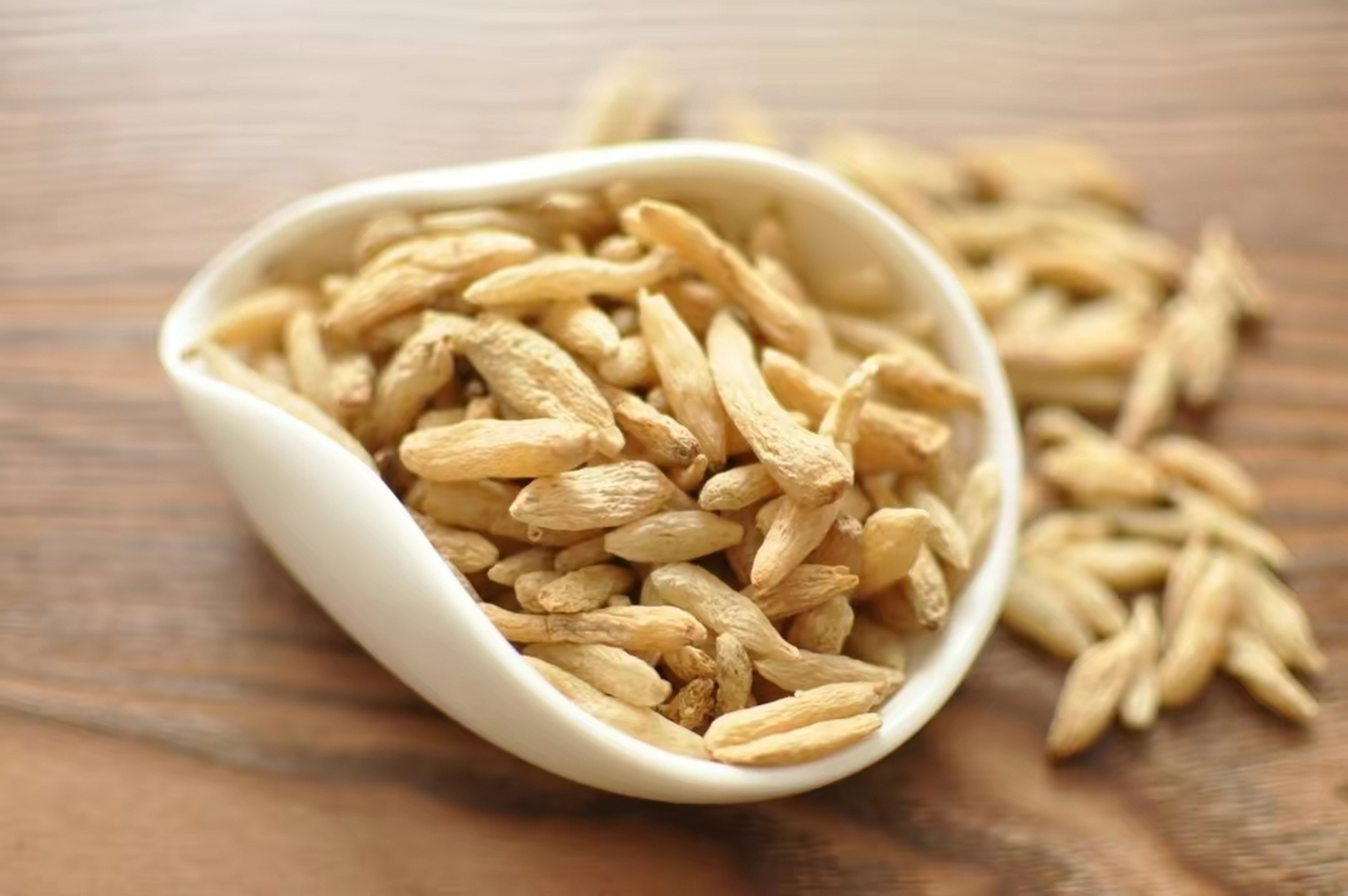 本品为百合科植物麦冬(沿阶草)的干燥块根.