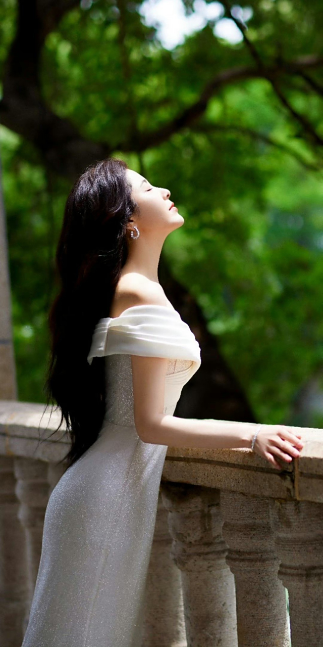 曾黎,白色抹胸裙优雅写真壁纸 #曾黎