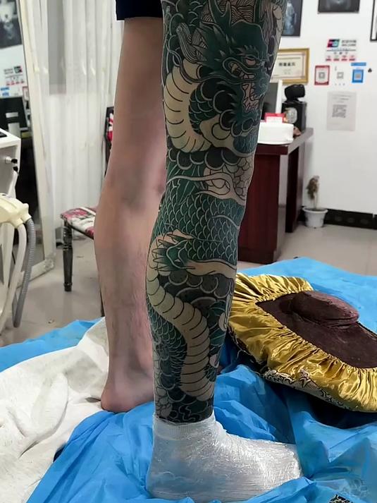 大哥花腿龙纹身,实在是霸气,惹不起的人