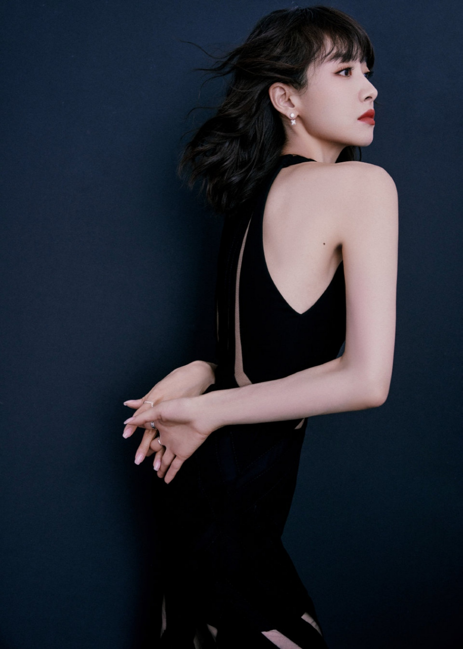 宋茜# 一袭黑色连衣裙,白皙水嫩的肌肤,婀娜多姿的身材.