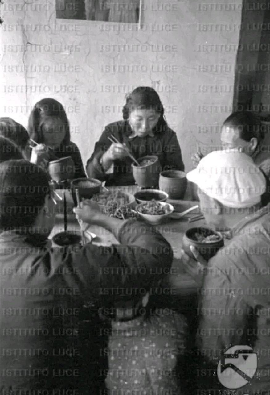 旧社会吃饭图片