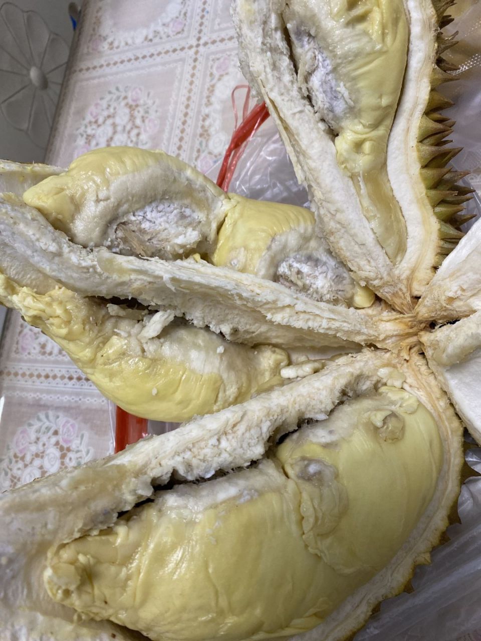 求助 这样的榴莲是坏了吗,闻着有一点点发酵的味道,还能吃吗,超市的人