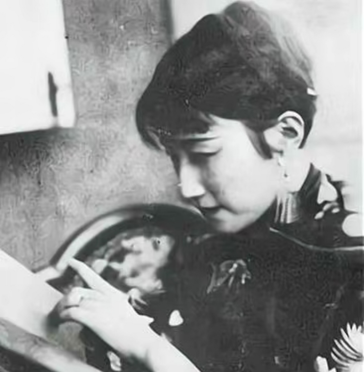 陆小曼年轻时的罕见真容,羞涩又美丽.