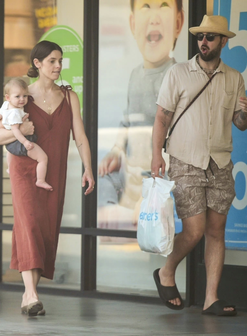 阿什丽·格林尼和老公paul khoury带着闺女kingsley一家三口在洛杉矶