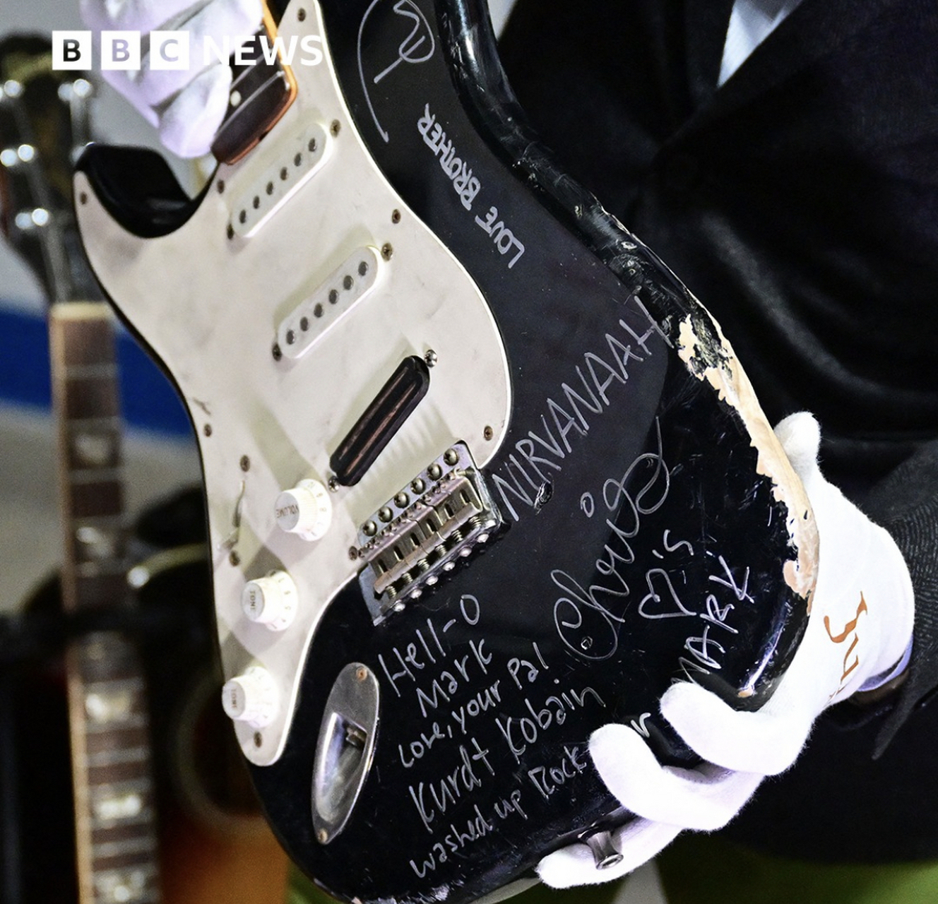 涅槃乐队主唱科特·柯本损坏的一个已经不能永的吉他,竟然在拍卖会上