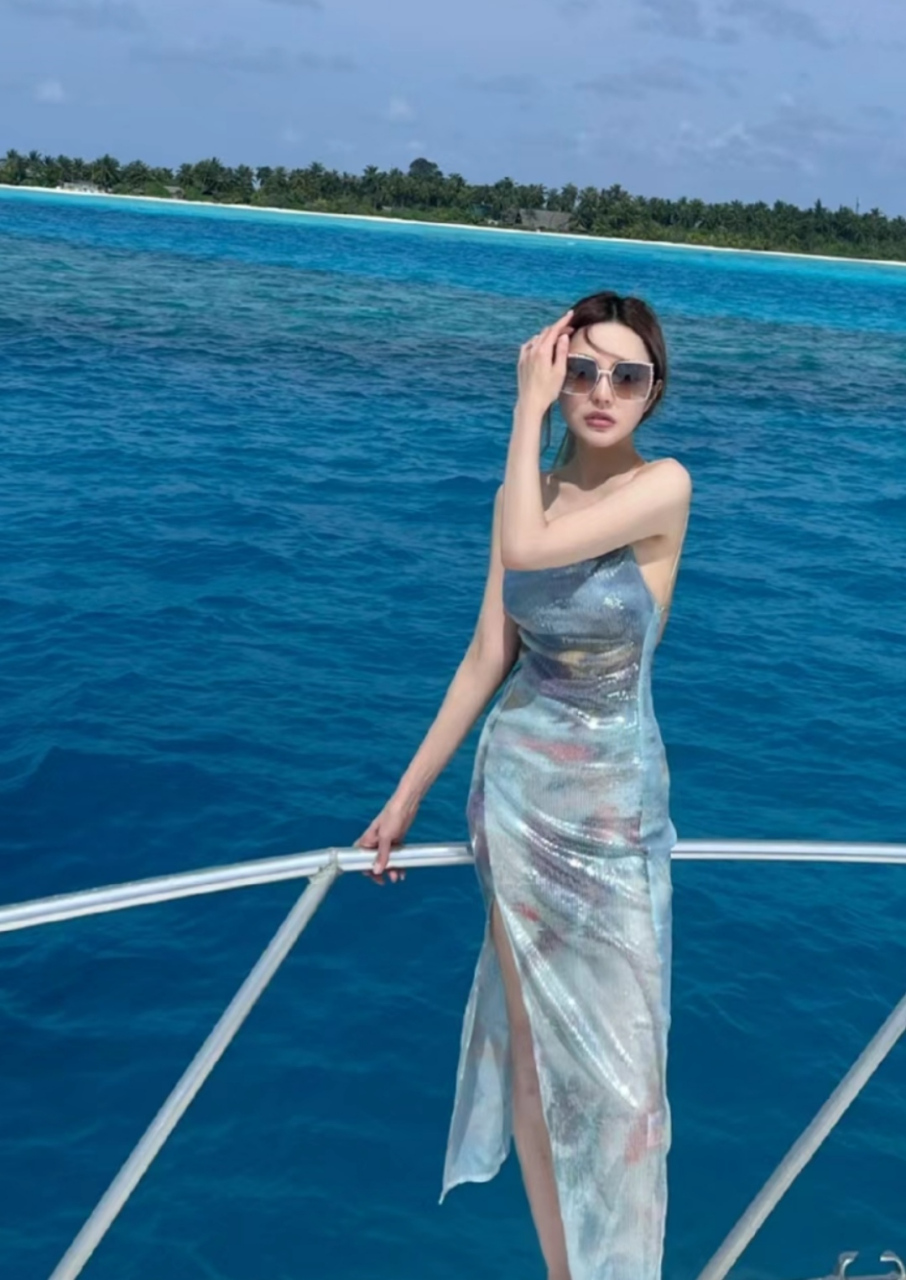 周扬青坐游艇出海,身后就是一望无际的海面,风景非常养眼.