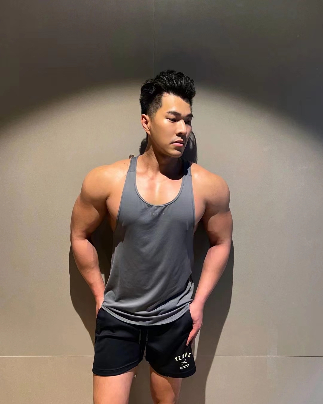 运动型的男生,肌肉练得很壮实,特别有男人味,让人着实爱慕!