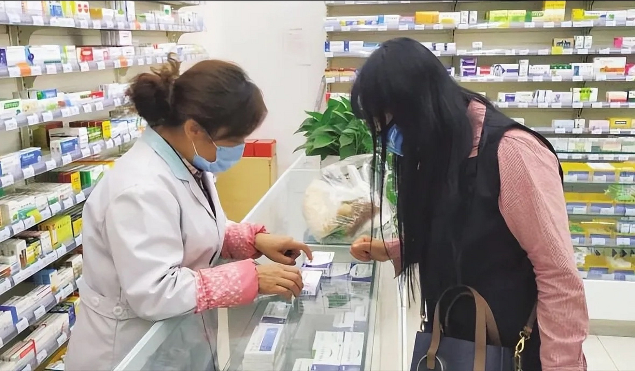 早上我去药店买药,看到有个女孩子在买伟哥,一点也不害臊,表现得很