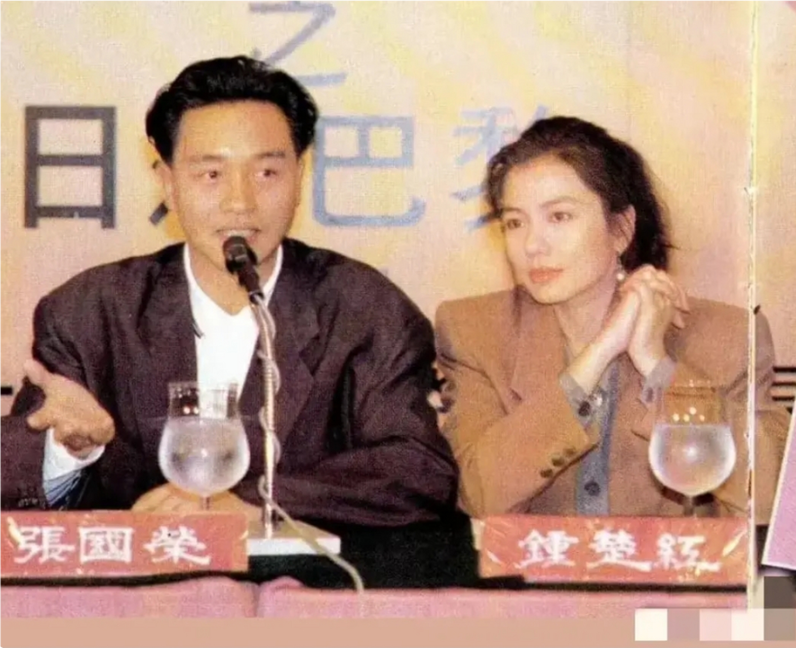 这是1989年,香港影视后红星张国荣,钟楚红的一张罕见合影,他们一日同