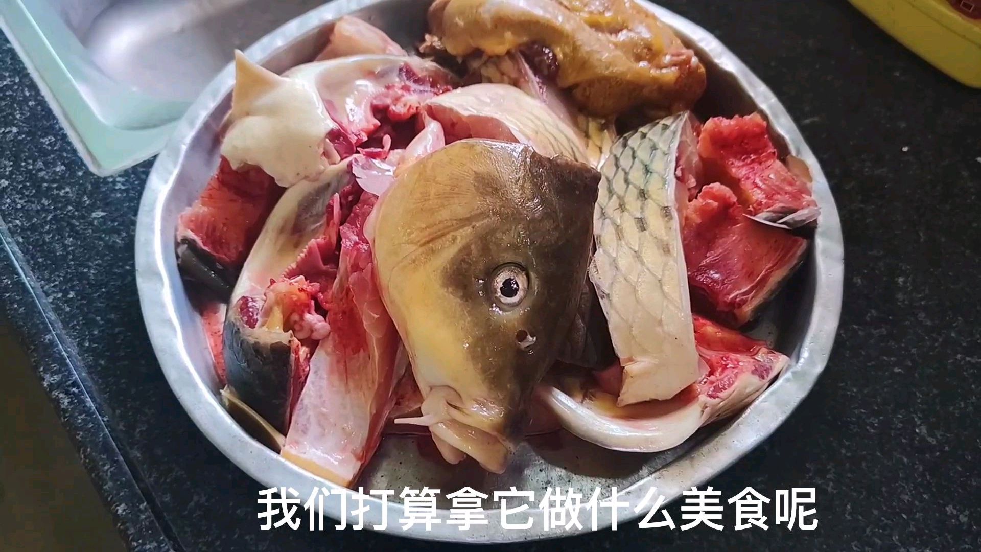 中元节吃什么菜?农村媳妇做鲤鱼木瓜汤,汤鲜味美好味道