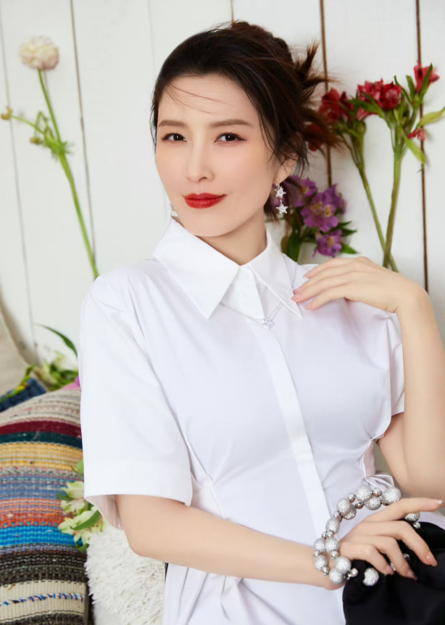 好有气质,好大气 时尚表现力绝了 有网友说 徐洁儿你怎么这么好看