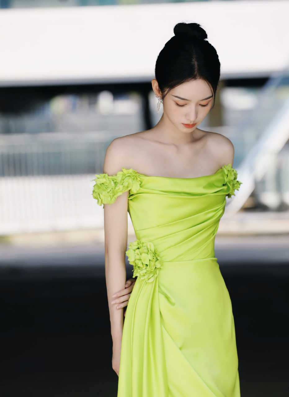 周也穿绿裙好美,清雅别致,美丽动人!