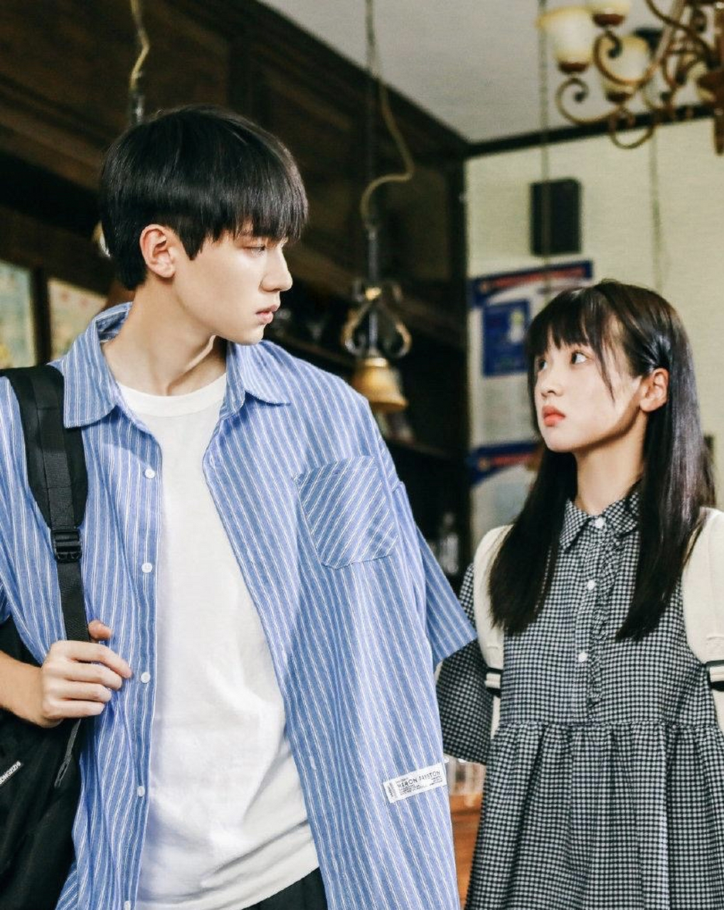 《当我飞奔向你》定档6月13日,改编自竹已的小说《她病得不轻》,讲述