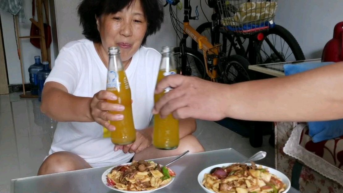 在北京吃新疆炒面片,北冰洋汽水是绝配