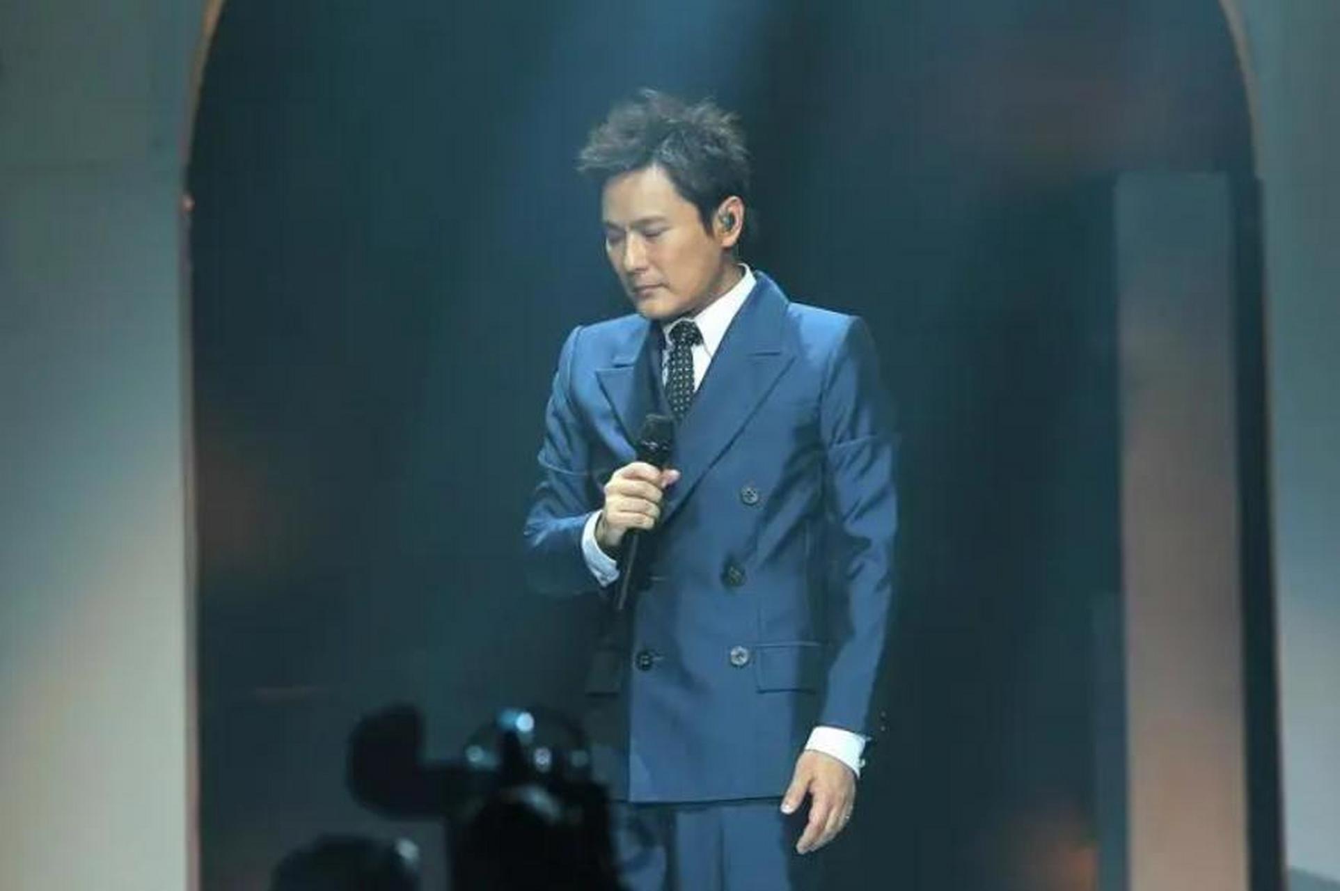 当年,张信哲和李嘉欣一起参加活动,张信哲对李嘉欣很有好感,忍不住向