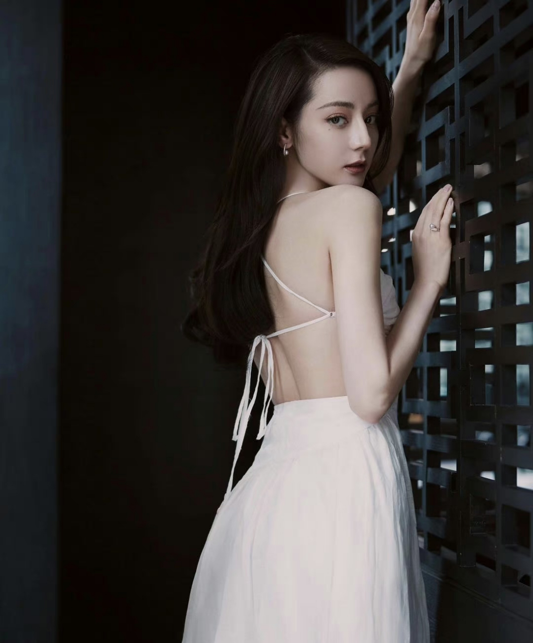 迪丽热巴完美的背影心动吗