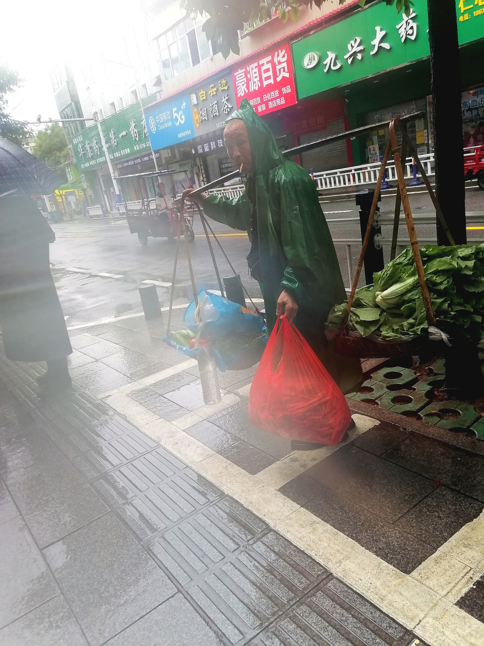 呆在家里实在是无聊透顶,我打了把小伞漫无目的在街上闲逛着