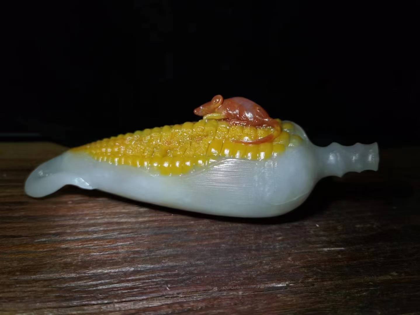 新疆三彩玉俏色创意雕刻作品