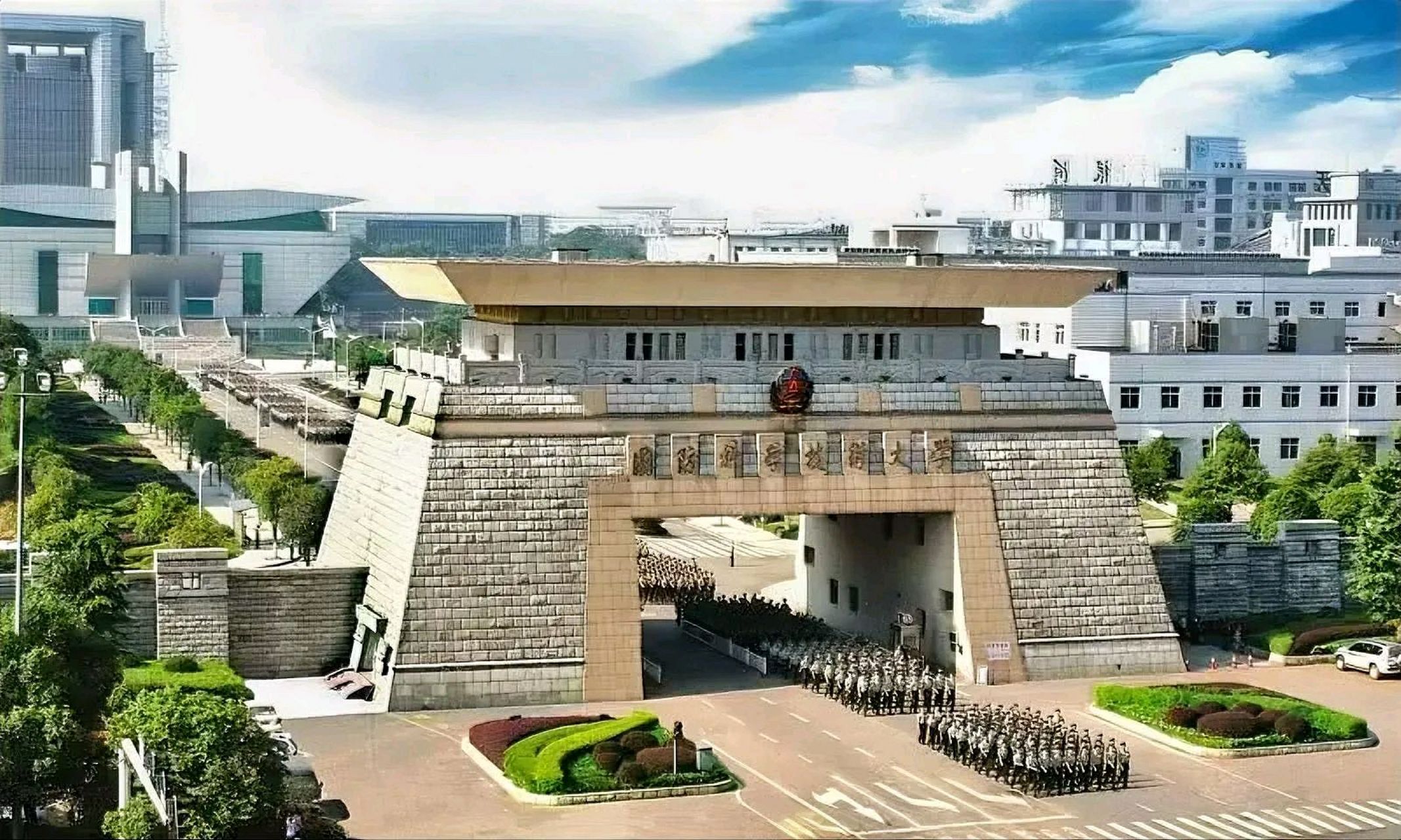 国防科技大学是军校! 是培养军事武器使用,军事指挥类人才的地方.