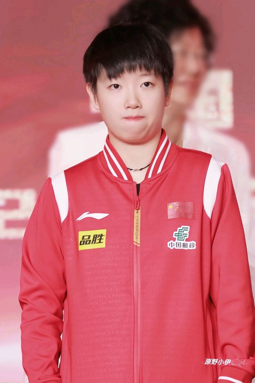 孙颖莎忙碌又可爱的一天 凌晨:国乒凯旋,代表接受采访 上午:录制奥林