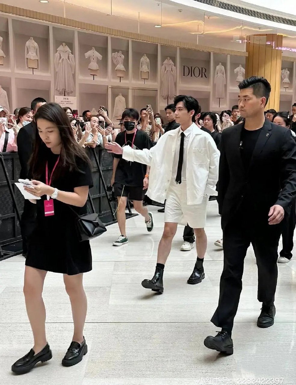 这真不像180,远看以为是罗云熙,脚已经走出1米多了,屁股还在原地.