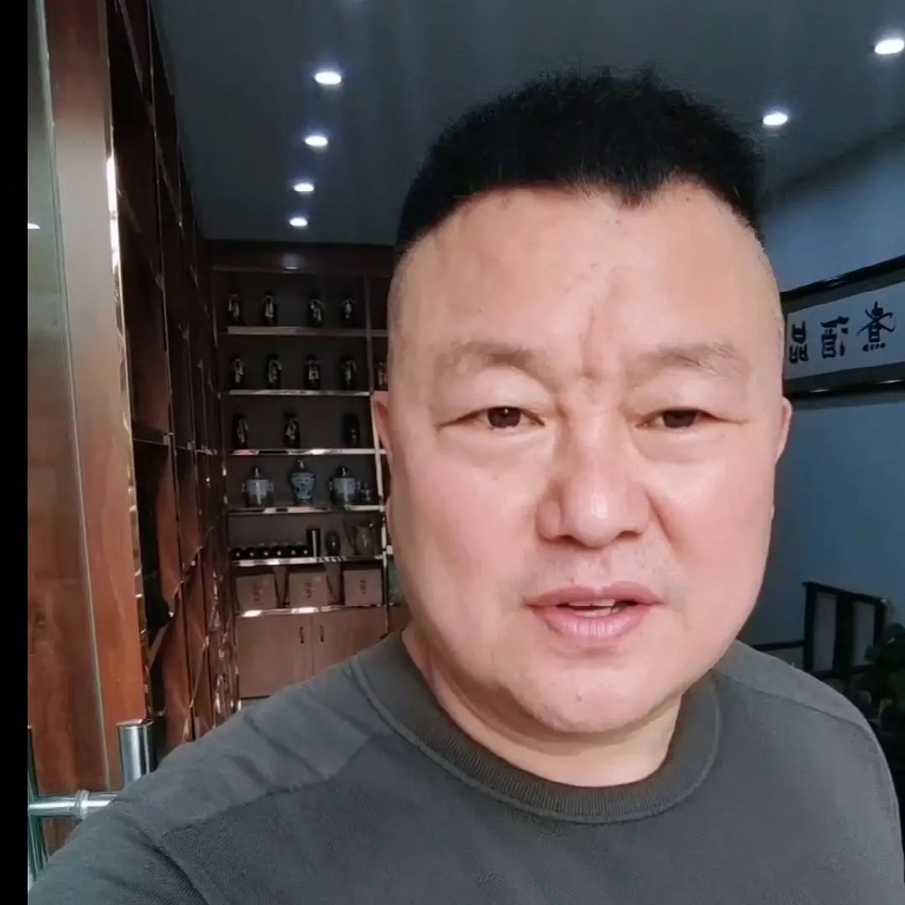 大家要记住这个人,他就是上海交通大学教授陆鸣.