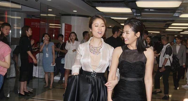 刘涛和林心如同框,双双秀身材出挑,却没有舒淇明艳动人最抢眼