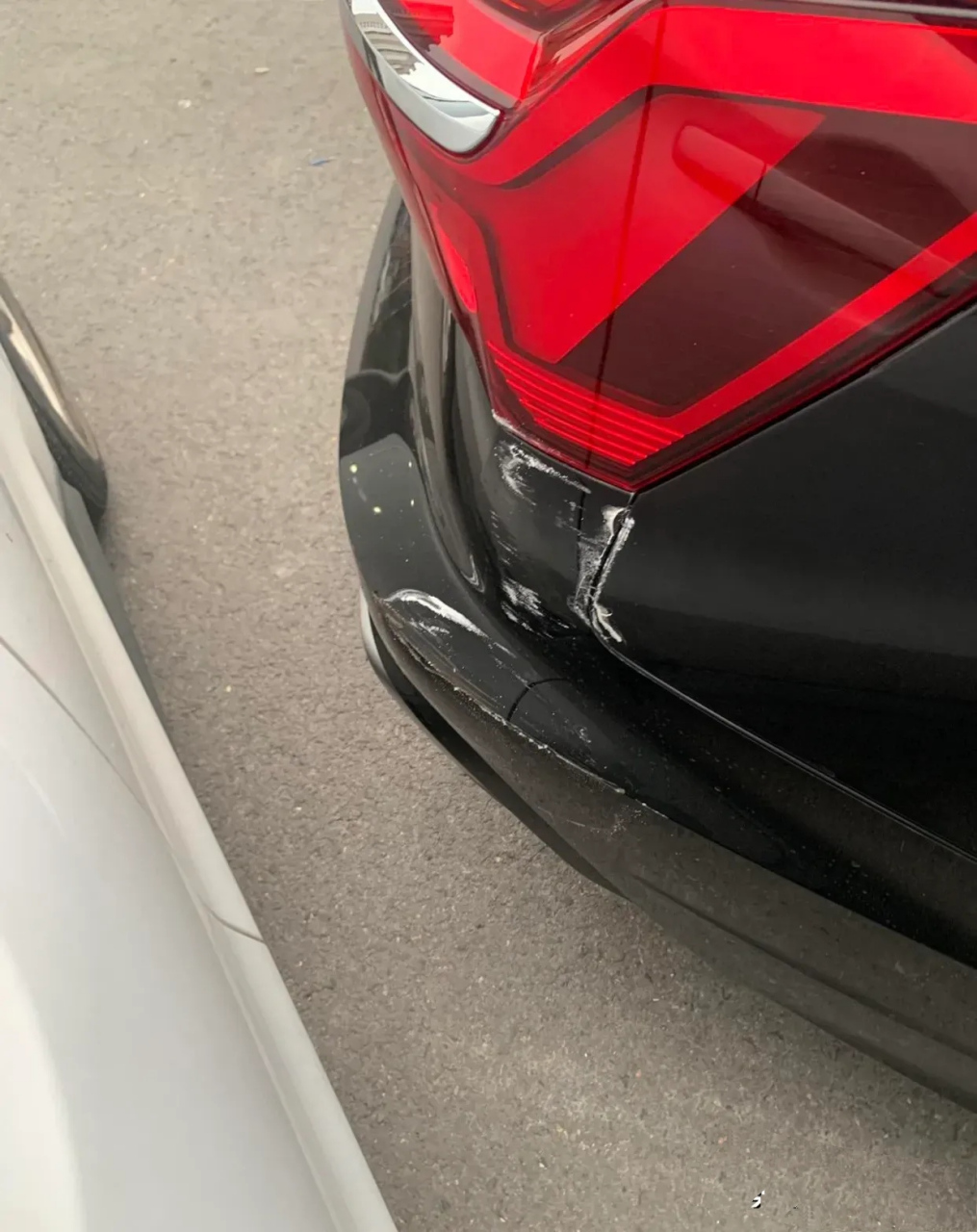 今天开车有点急,剐蹭到了奥迪a6.把他车膜刮坏了.