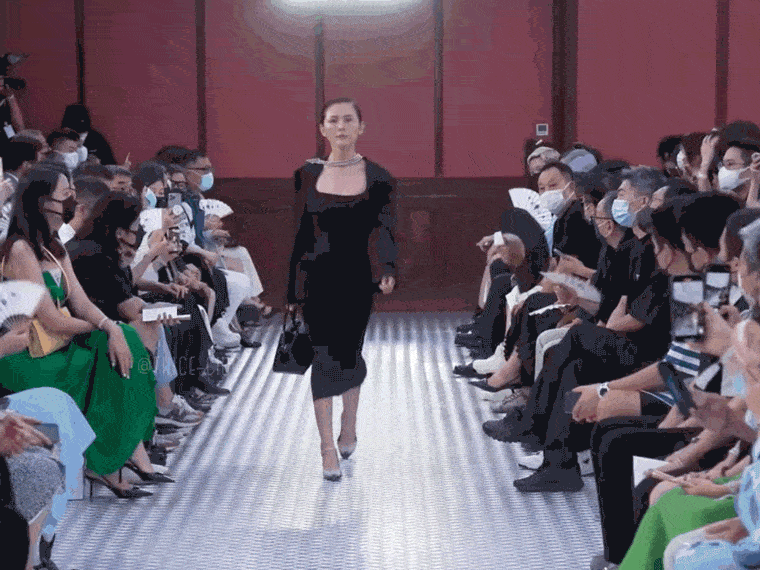 组图：廖凡李易峰春夏等出席活动 变身超模走T台气质拿捏