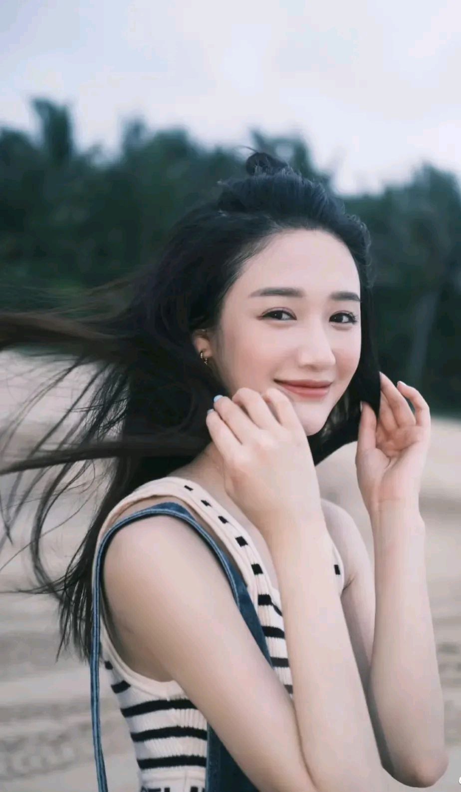 刘恩佳长得真美美到让人犯规牛仔背带裤条纹短背心好减龄