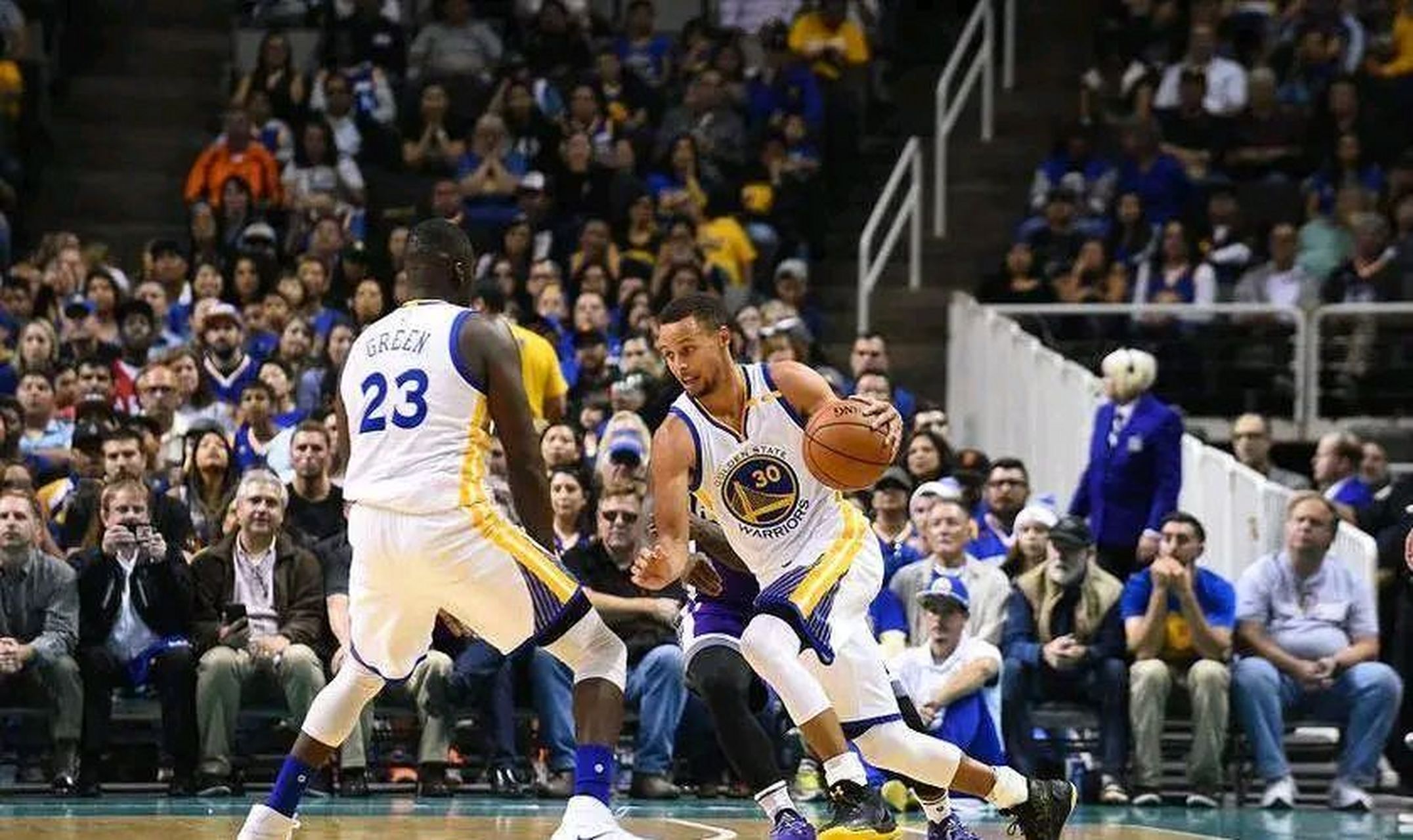 勇士特色的移动挡拆战术,正常规则下挡拆人在进行挡拆时是不允许移动