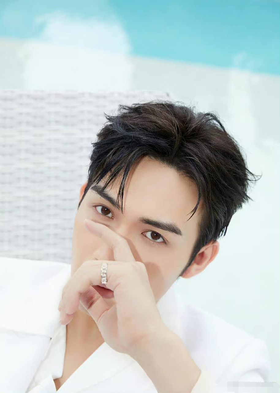 张彬彬工作室最新出图,白西装帅照