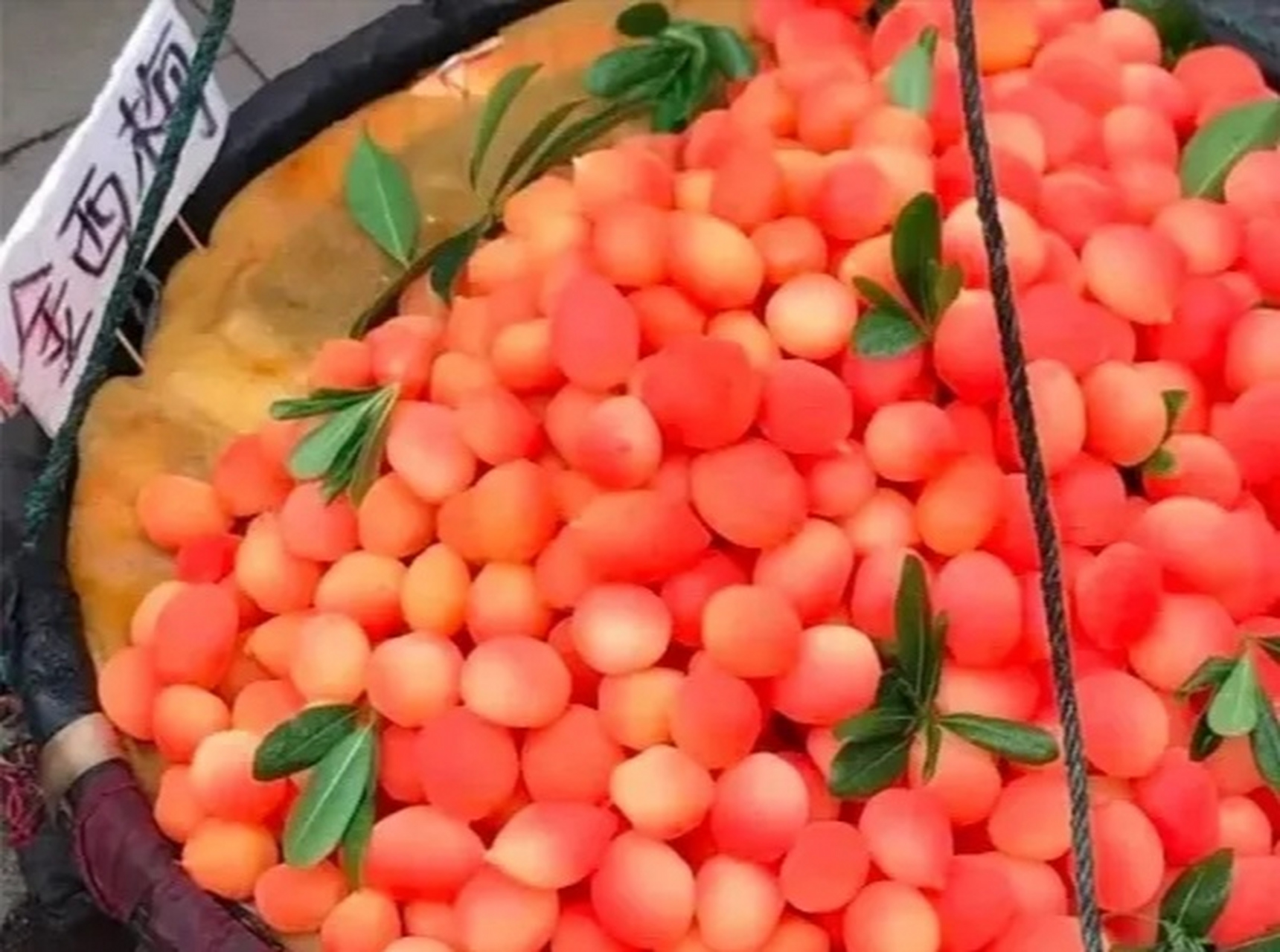 重庆洪崖洞景区,附近有很多卖这种水果的,颜色很鲜艳,那些小商贩说是