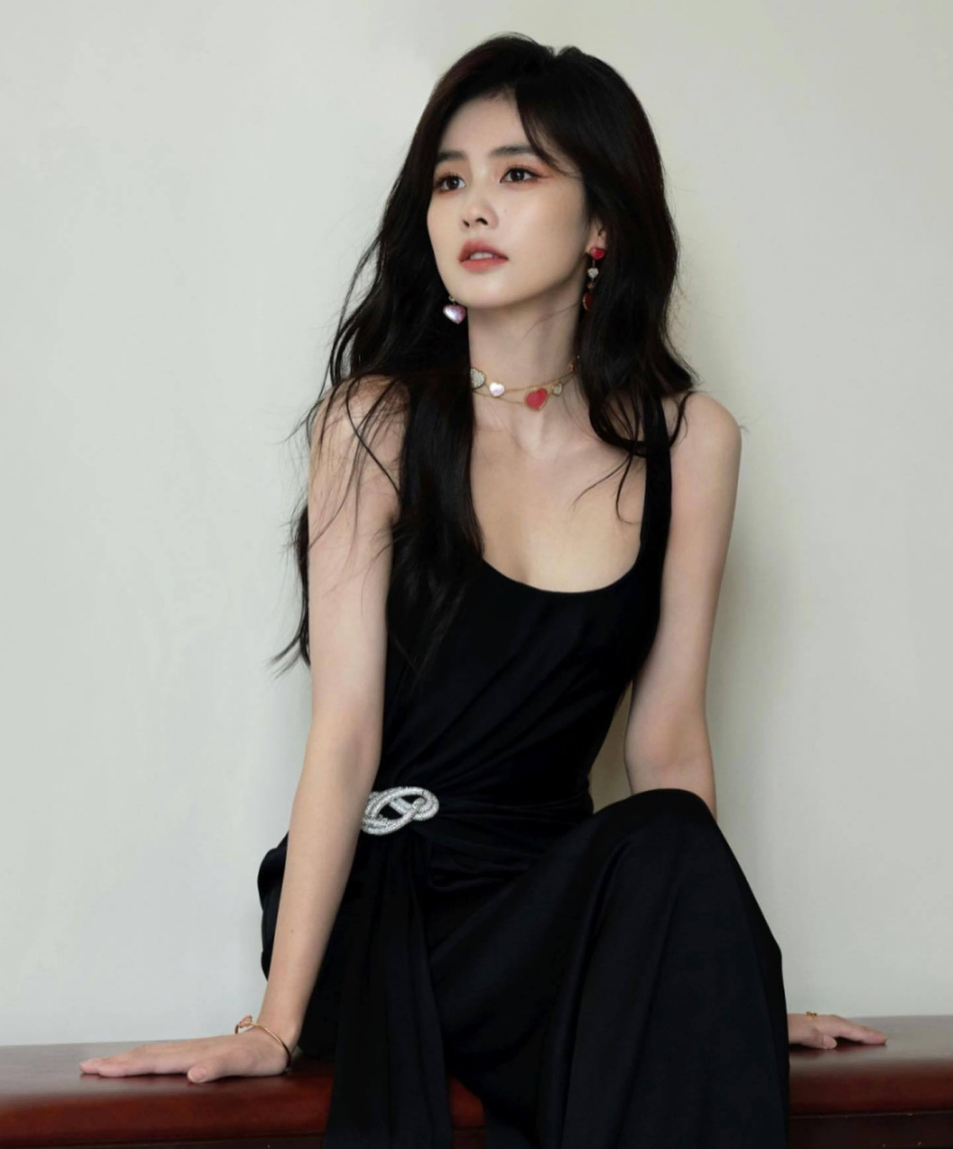 白鹿[色]黑色连衣裙,简单而美丽! 676767[亲吻][亲吻][亲吻]