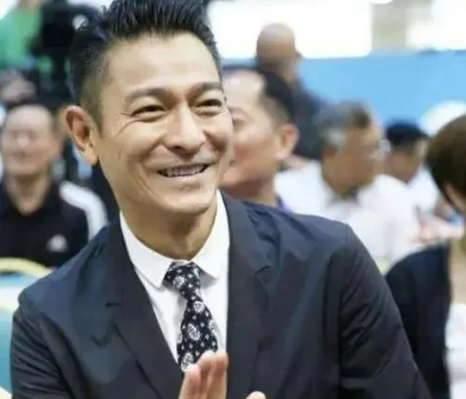 当年,华人神探李昌钰回国参加活动,看到一旁西装笔挺的刘德华,误以为