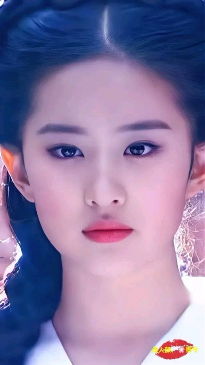 刘亦菲的这张脸,大概是因为美得太经典,论脸型,她是很标志的鹅蛋脸